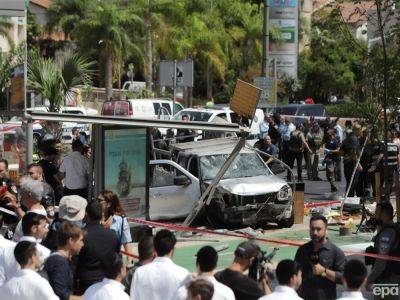 В Израиле палестинец направил автомобиль на прохожих, а потом напал на них с ножом, ранены семь человек – полиция - gordonua.com - Украина - Израиль - Тель-Авив