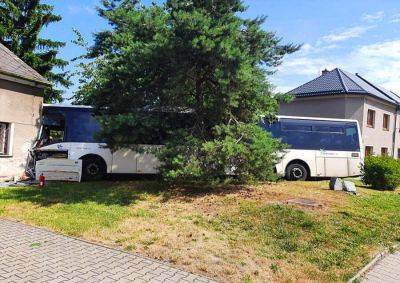 Автобус врезался в частный дом в чешском поселке - vinegret.cz - Чехия