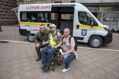 Виталий Кличко - Виталий Кличко передал 11 микроавтобусов для людей с инвалидностью - autocentre.ua - Киев - Украина - Киева
