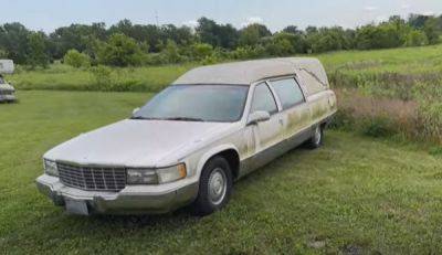 В поле обнаружили брошенный катафалк Cadillac (видео) - autocentre.ua - Сша - Cadillac
