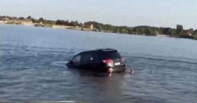 Льюис Хэмилтон - Не рассчитали: в Украине отдыхающие случайно утопили в озере кроссовер Hyundai (видео) - focus.ua - Украина - Santa Fe - Santa Fe