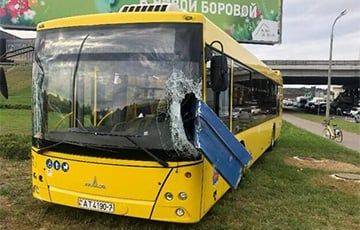 В Минске пассажирский автобус врезался в грузовик и столб - charter97.org - Белоруссия - Минск