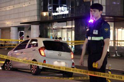 В Южной Корее мужчина протаранил автомобиль на тротуаре, а затем набросился на людей с ножом: есть пострадавшие - unn.com.ua - Киев - Украина - Южная Корея - Сеул