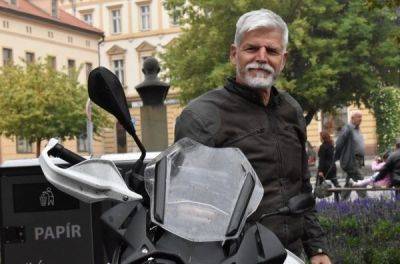 Президент Чехії потрапив у скандал через порушення ПДР на мотоциклі - news.infocar.ua