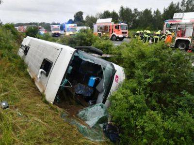 В Германии перевернулся автобус, пострадали 19 человек - unn.com.ua - Киев - Украина - Норвегия - Германия - Австрия - Нью-Йорк