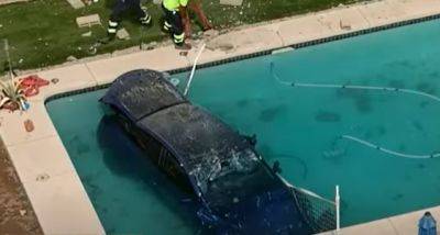 Tesla пробила забор и влетела в бассейн – у водителя ни царапины (видео) - autocentre.ua - Сша - штат Аризона