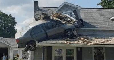 Остался висеть на крыше: автомобиль взлетел в воздух и врезался в жилой дом (фото) - focus.ua - Украина - Сша - штат Пенсильвания