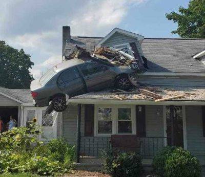В США Toyota Corolla взлетела в воздух и застряла на крыше дома (фото) - autocentre.ua - Сша - штат Пенсильвания