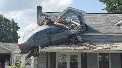 Toyota Corolla пролетела и запарковалась на крыше дома: фото - auto.24tv.ua - Сша - штат Пенсильвания