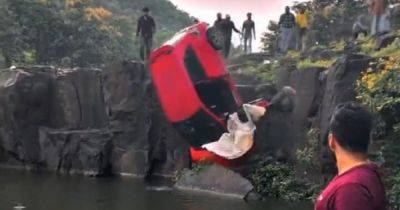 Не включил ручной тормоз: хэтчбек Honda упал в пруд со скалы (видео) - focus.ua - Украина - Индия - Гонконг