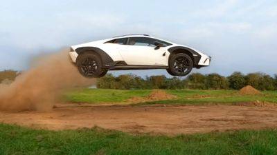 Lamborghini Huracan - Lamborghini Huracan Sterrato подтвердил свой статус внедорожной версии (видео) - autocentre.ua - Англия