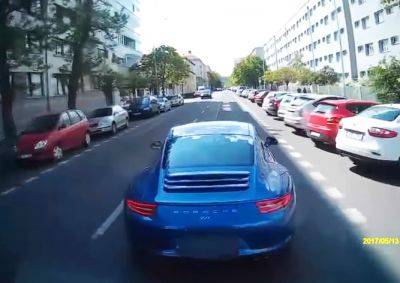 В Праге водитель Porsche 911 неудачно «проучил» пожарных: видео - vinegret.cz - Чехия - Прага