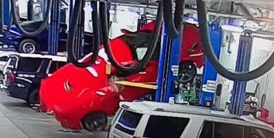 Chevrolet Corvette - В США новый Chevrolet Corvette разбили прямо в автосалоне (видео) - autocentre.ua - Сша