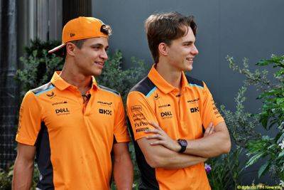 Зак Браун - Фернандо Алонсо - Оскар Пиастри - Зак Браун: Оба гонщика McLaren могут подняться на подиум - f1news.ru