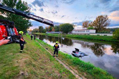 В Праге водитель утопил свой BMW в реке - vinegret.cz - Чехия - Прага