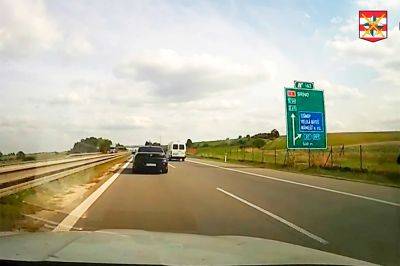 В Чехии иностранец на BMW «пролетел» мимо полицейских: видео - vinegret.cz - Чехия