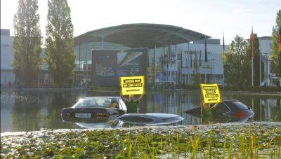 Экоактивисты утопили несколько автомобилей, бойкотируя выставку IAA Mobilit в Мюнхене - autocentre.ua - Mercedes-Benz