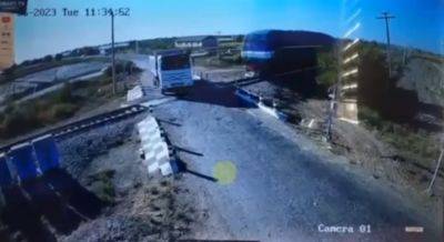 В Бухарской области локомотив на скорости врезался в грузовик, один человек погиб. Видео - podrobno.uz - Узбекистан - Ташкент