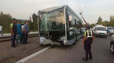 В Ташкенте электробус врезался в столб, пять пассажиров пострадали - podrobno.uz - Узбекистан - Ташкент