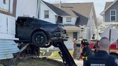 Ford Mustang пробил дыру в частном доме: фото - auto.24tv.ua