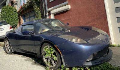 Tesla Roadster бросили на улице, спорткар порос травой (фото) - autocentre.ua - Сша - Сан-Франциско