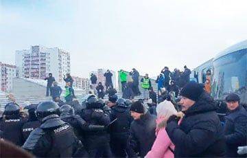 Протестующие в Уфе окружили автобус с задержанными и отбивают своих - charter97.org - Россия - Белоруссия - республика Башкирия - Уфа