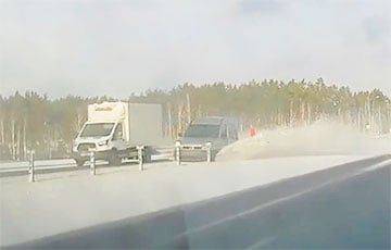 Зрелищно и опасно: автомобиль при опережении поднял облако снега, которое легло на встречную - charter97.org - Белоруссия