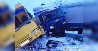 Под Черниговом столкнулись фура и школьный автобус: есть пострадавшие - fakty.ua - Киев - Украина - Одесса