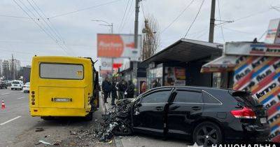 В Киеве автомобиль влетел в легковушку и автобус прямо на остановке. Есть жертвы - dsnews.ua - Киев - Украина - район Святошинский