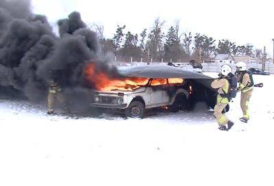 Украинские спасатели потушили автомобиль нестандартным способом (видео) - autocentre.ua