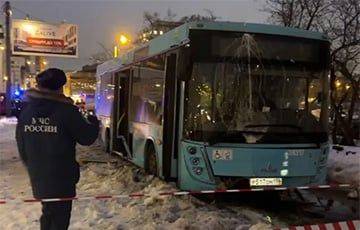 Автобус МАЗ выехал на тротуар в Санкт-Петербурге - charter97.org - Россия - Белоруссия - Санкт-Петербург