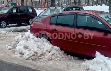 «Это мое место»: в Гродно мужчина засыпал снегом авто соседа - charter97.org - Белоруссия - Гродно