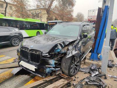 В Ташкенте трое граждан пострадали в результате столкновения BMW с фонарным столбом. Видео - podrobno.uz - Узбекистан - Ташкент