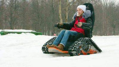 Для людей с инвалидностью выпускают зимний вариант электроколясок - на гусеницах - auto.24tv.ua