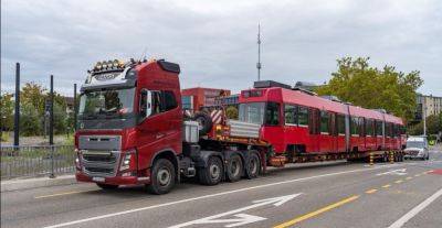 Надпотужні тягачі Volvo FH16 доставили в Україну швейцарські трамваї - autocentre.ua - місто Львів