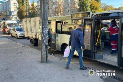 В Киеве грузовик въехал в маршрутное такси: полиция устанавливает обстоятельства - apostrophe.ua - Киев - Украина - район Соломенский, Киев - Черкасская обл.