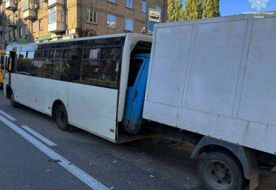 У Києві вантажівка влетіла у маршрутний автобус: багато постраждалих (відео) - autocentre.ua - місто Киев