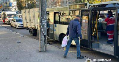 В Киеве грузовик врезался в маршрутку: как минимум четверо травмированных (ФОТО) - dsnews.ua - Киев - Украина - Винницкая обл.