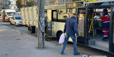 В Киеве грузовик на полной скорости влетел в маршрутку с пассажирами, пострадали девять человек — КГГА - nv.ua - Киев - Украина - район Соломенский