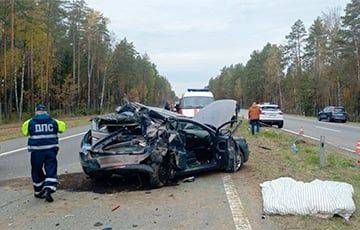 Lada врезалась в ограждение и остановилась, в это время в нее влетела другая легковушка - charter97.org - Белоруссия - Минск - Гомель