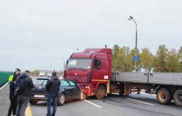 Грузовик перегородил МКАД, врезавшись в два легковых авто - charter97.org - Белоруссия - Минск