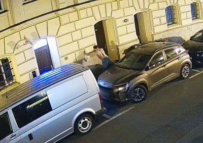 В Праге вандал повредил припаркованные полицейские авто: видео - vinegret.cz - Чехия - Прага