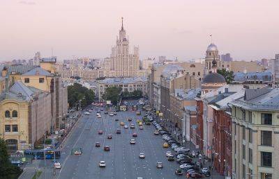 Автомобиль пробил ограждение и упал в Москву-реку - ont.by - Москва - Россия - Белоруссия