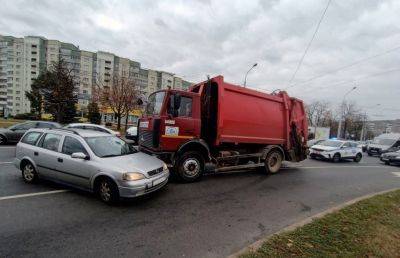 В Минске на проспекте Рокоссовского автомобиль въехал в мусоровоз - ont.by - Белоруссия - Минск