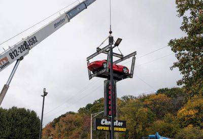 Dodge Viper, який простояв майже 30 років на вивісці у дилера, спустили на землю (відео) - autocentre.ua