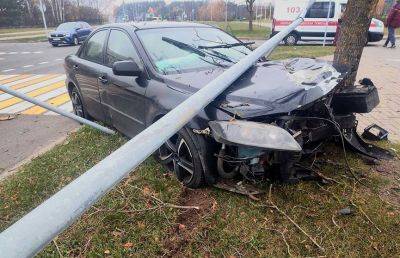 В Минске Mazda врезалась сначала в фонарь, потом в дерево - ont.by - Белоруссия - Минск