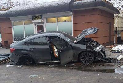 У Хмельницькому BMW X6 влетів у зупинку з людьми: є загиблі та поранені (фото) - autocentre.ua