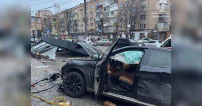 Смертельное ДТП в Хмельницком: автомобиль влетел в остановку, погибли люди - fakty.ua - Украина