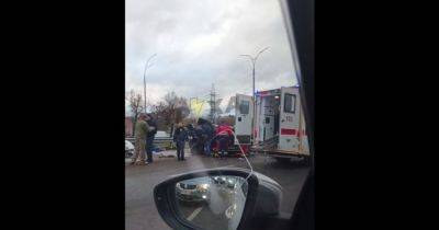 В Киеве автобус протаранил машины и вылетел на тротуар: есть жертвы, — соцсети (видео) - focus.ua - Киев - Украина - район Соломенский, Киев - район Голосеевский, Киев