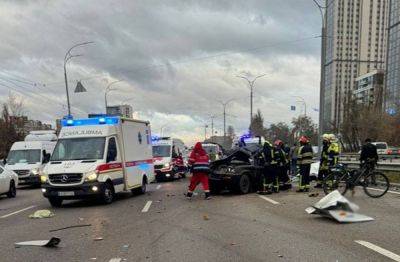 Страшное ДТП в столице: огромный автобус на полном ходу снес авто и вылетел на тротуар - видео - ukrainianwall.com - Киев - Украина